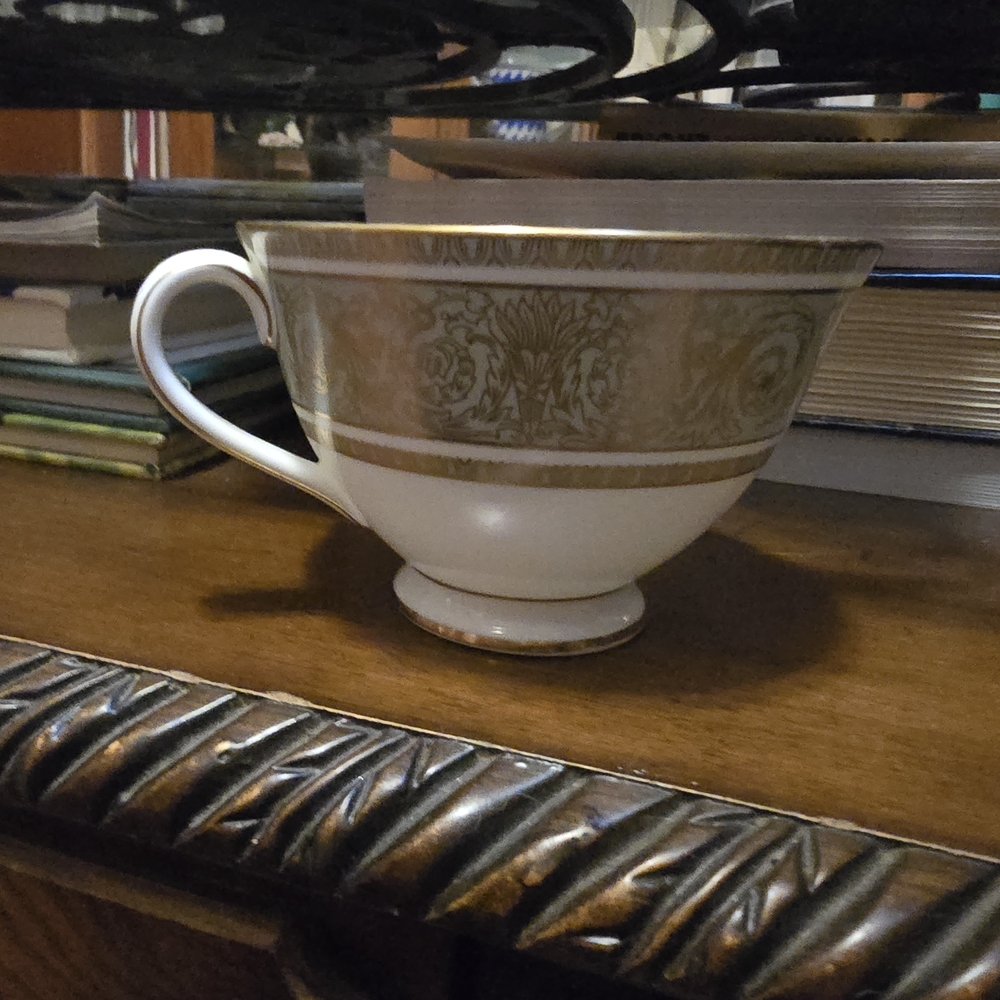 Royal Doulton Gold and Cream Dinnerware Set - Picture 5 of 6